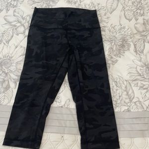 Lululemon Wunder Under black Camouflage size 6
